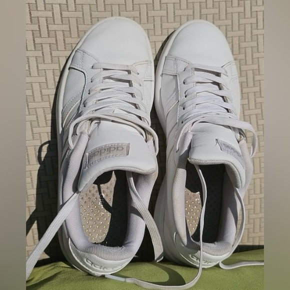 White Adidas sneakers used and in good condition. Offers accepted! - Picture 4 of 5